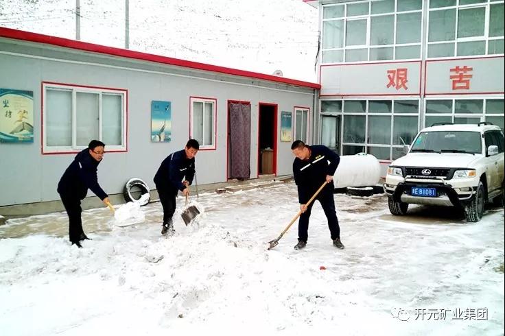 人間四月芳菲盡，山中春雪還復(fù)來